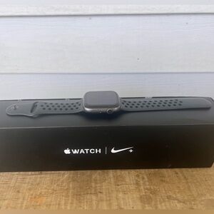 Apple Series 4 Space Gray Aluminum Case Anthracite/Black Nike Sport Band 44 MM